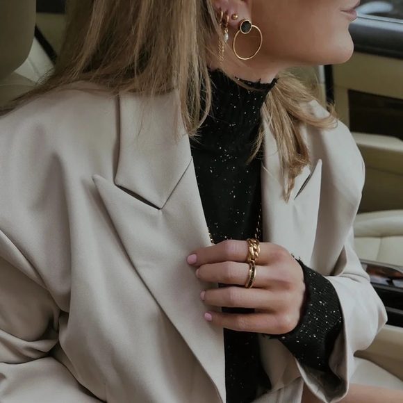 ◾️18K Gold Plated Black Round Resin Earrings - Picture 6 of 10